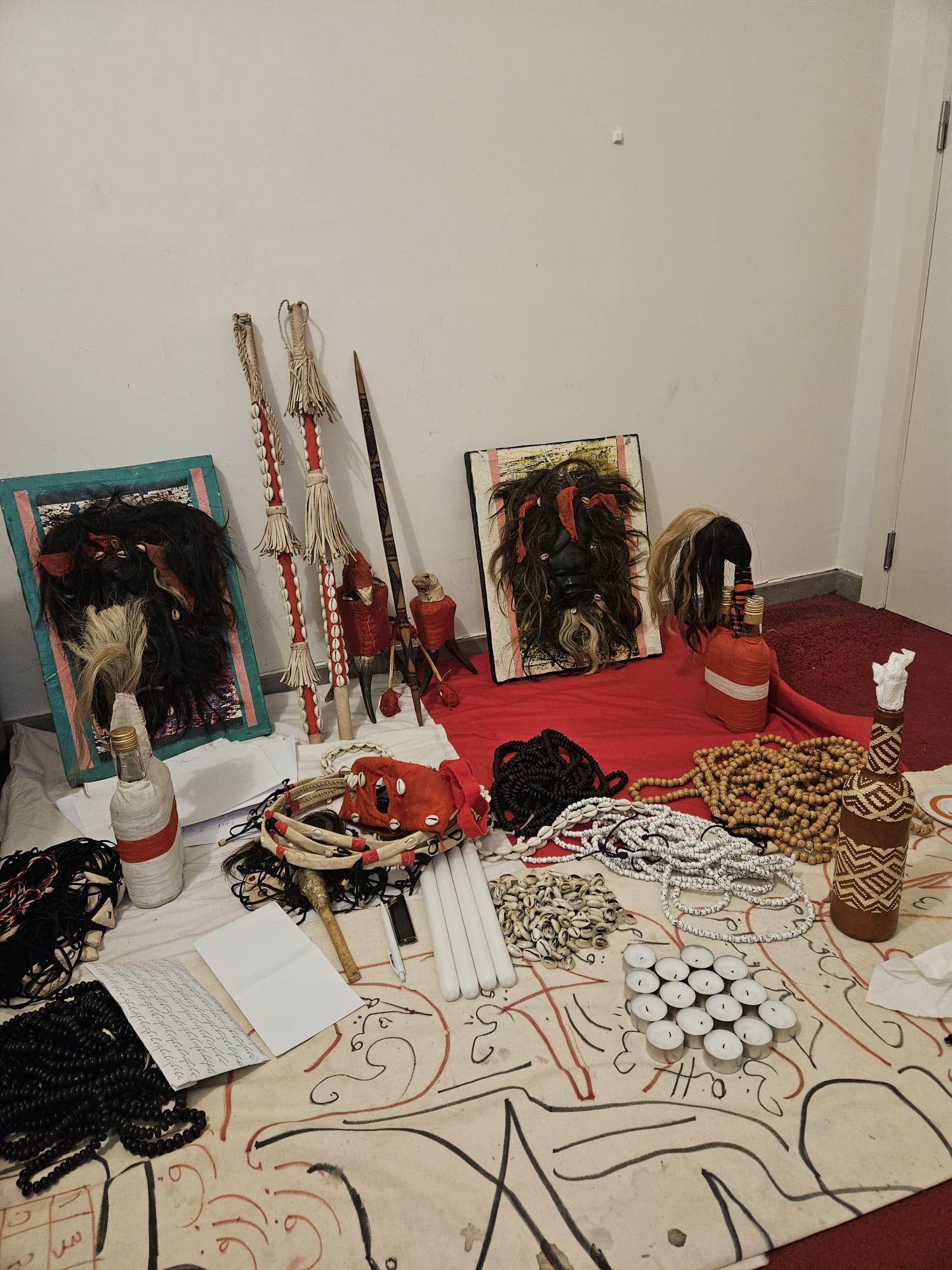 Cristal et symboles pour une consultation de voyance
